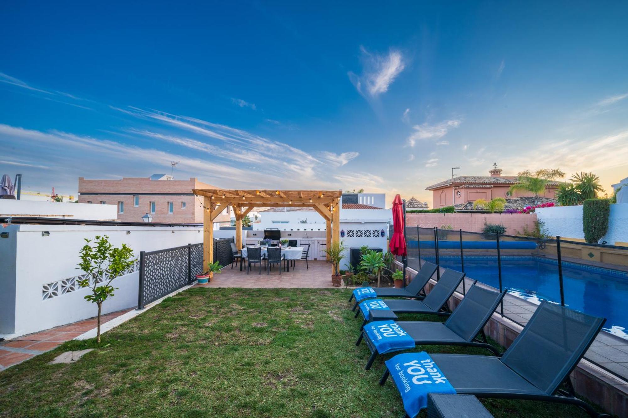 Typical Beach House Las Chapas Playa With Heated Pool Marbella Exteriör bild